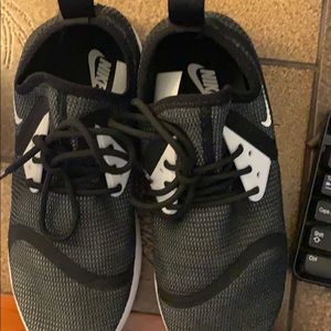 Women’s Nike size 8 sneaker